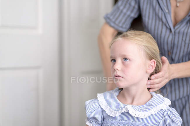 Madre parrucchiere la sua piccola figlia — Foto stock