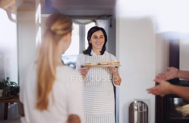 Madre che serve le sue figlie torta fatta in casa — Foto stock