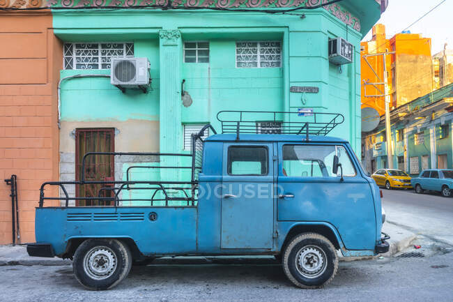 Fourgonnette bleue modifiée garée, La Havane, Cuba — Photo de stock
