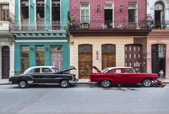 Два припаркованных винтажных автомобиля, s Havana, Куба — стоковое фото