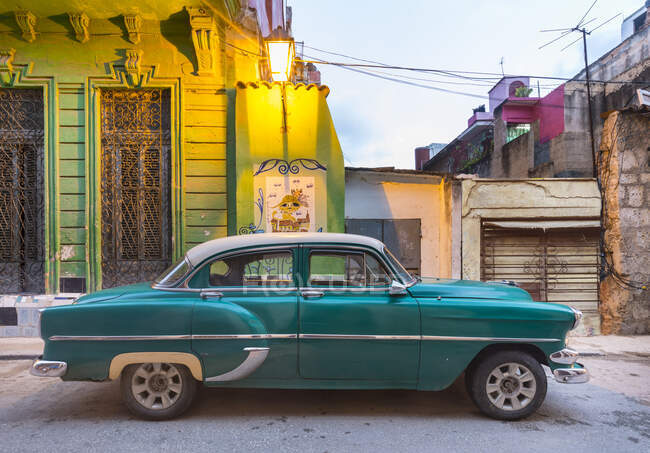 Припаркований вінтажний автомобіль у Гавані (Куба). — стокове фото