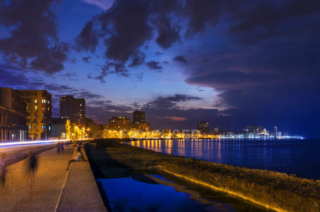 Vista su Malecon illuminato, L'Avana, Cuba — Foto stock
