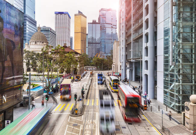 Trams et bus en Hong Kong Central, Hong Kong, Chine — Photo de stock