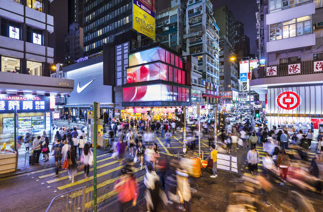 Pedoni che attraversano la strada di notte, Mong Kok, Hong Kong, Cina — Foto stock