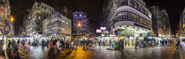 Sham Shui Po street market at night, Hong Kong, China — Stock Photo