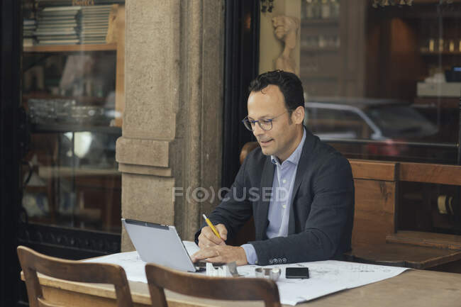 Uomo d'affari al lavoro in una caffetteria — Foto stock