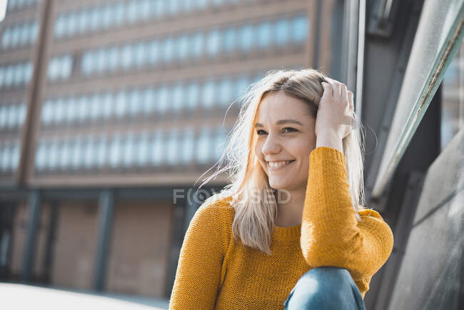 Портрет счастливой молодой женщины расслабляющей — стоковое фото