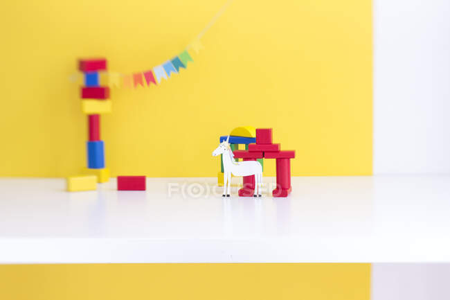 Spielzeugklötze, Girlande und Einhorn — Stockfoto