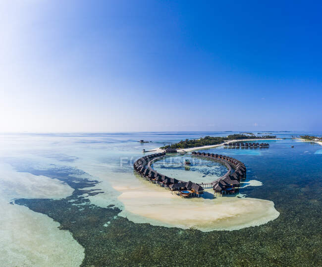 Vista aerea su Olhuveli con bungalow d'acqua, atollo di South Male, Maldive — Foto stock