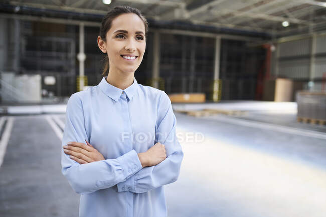 Portrait de femme d'affaires confiante dans une usine — Photo de stock