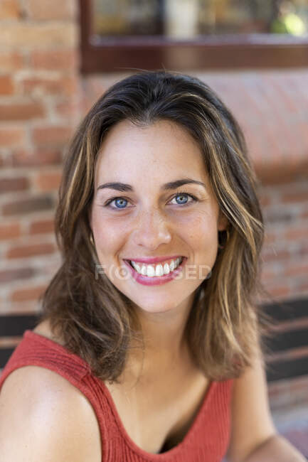 Портрет щасливої молодої жінки з блакитними очима — стокове фото