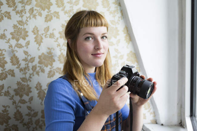 Female student using camera — Stock Photo
