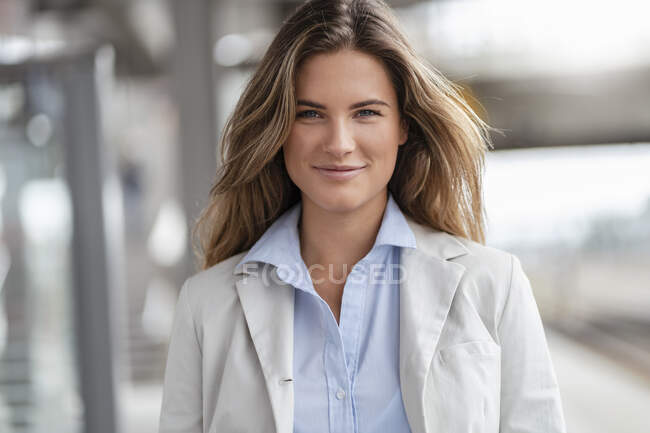 Young businesswoman waiting on station — Stock Photo