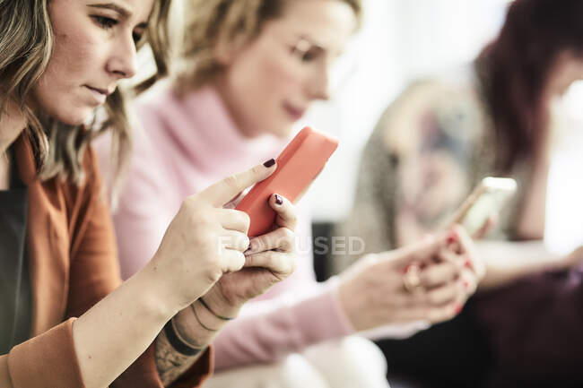 Women using mobile devices, close-up — Stock Photo