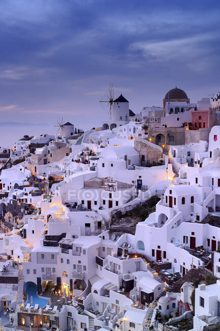 View over Oia at dusk, Santorini, Greece — стоковое фото