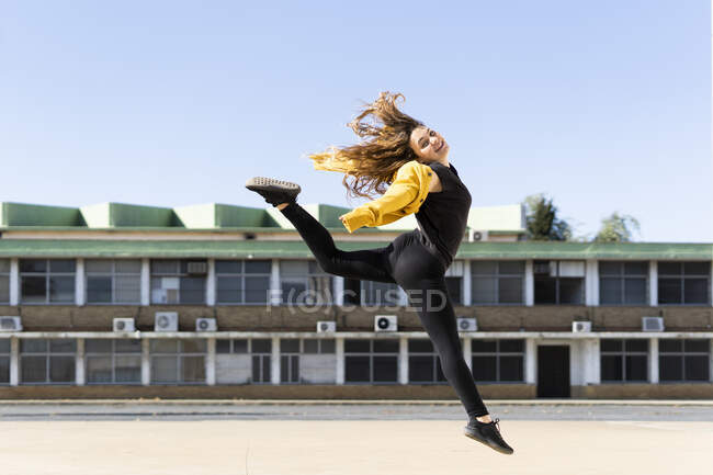 Felice adolescente saltando all'aperto — Foto stock