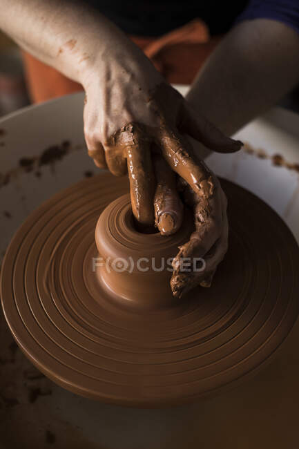 Potter formando barro em uma roda — Fotografia de Stock