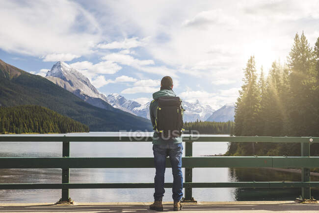 Мбаппе с рюкзаком, наслаждающийся видом на озеро Малинье, Канада — стоковое фото