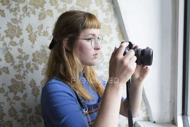 Жіночий студент за допомогою камери. — стокове фото