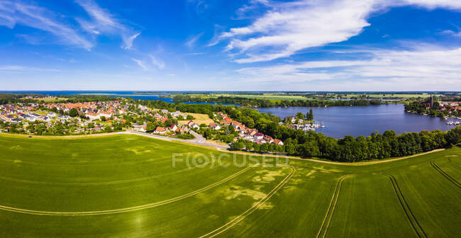 Alemanha, Mecklemburgo-Pomerânia Ocidental, Distrito do Lago Mecklemburgo, Vista aérea de Roebeln e Lago Mueritz — Fotografia de Stock