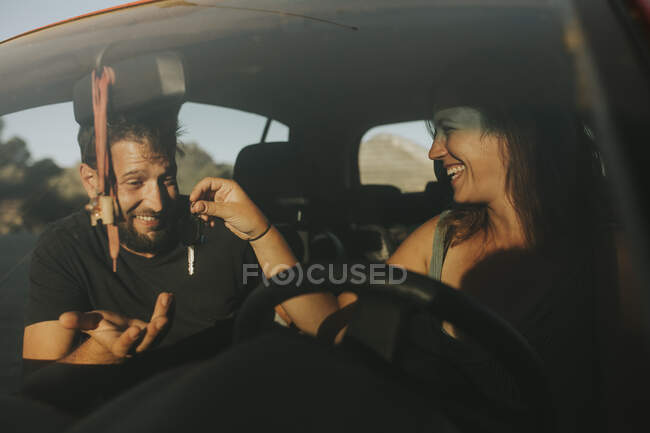 Paar tauscht Autoschlüssel auf Roadtrip — Stockfoto