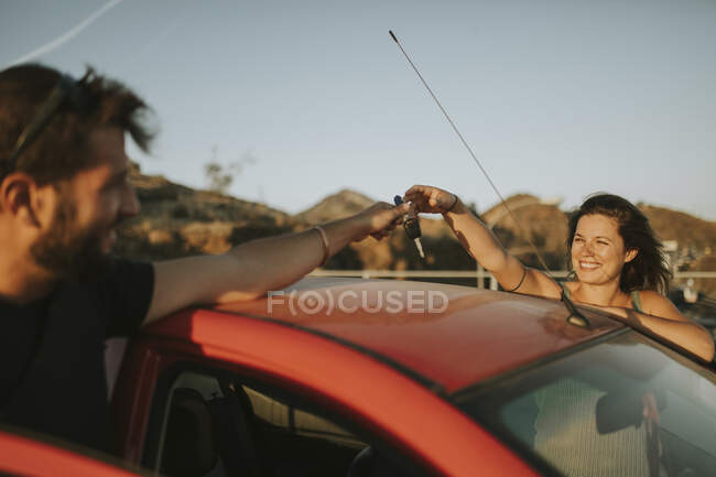Paar tauscht Autoschlüssel auf Roadtrip — Stockfoto