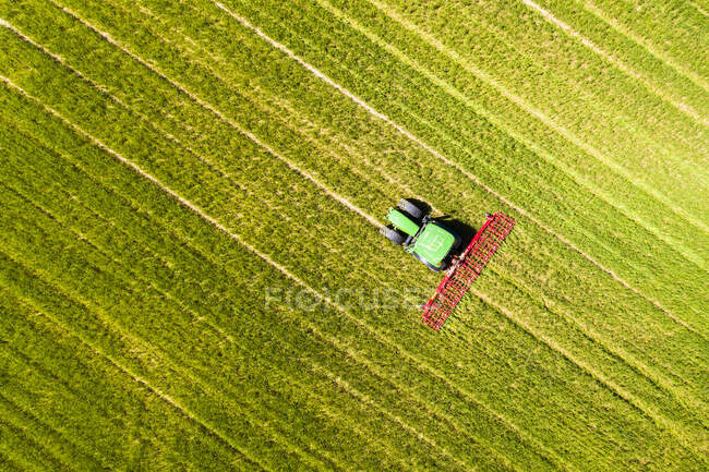 Повітряний вид трактора на полі, виснаження ґрунтів, Hochtaunuskreis, Hesse, Germany — стокове фото