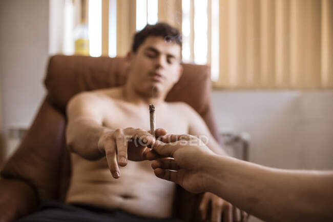 Deux hommes partageant un joint de marijuana — Photo de stock