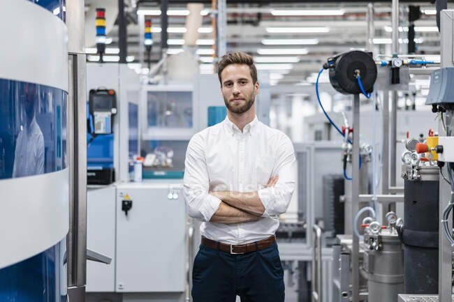 Retrato de um empresário confiante em uma fábrica moderna — Fotografia de Stock