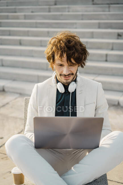 Businessman working on laptop outdoors — Stock Photo