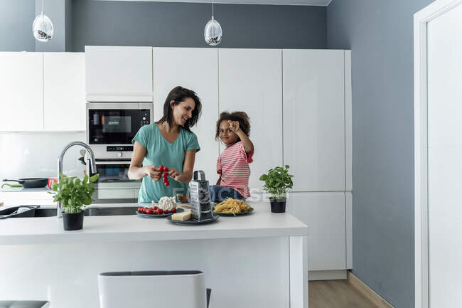 Madre e figlia che cucinano insieme in cucina — Foto stock