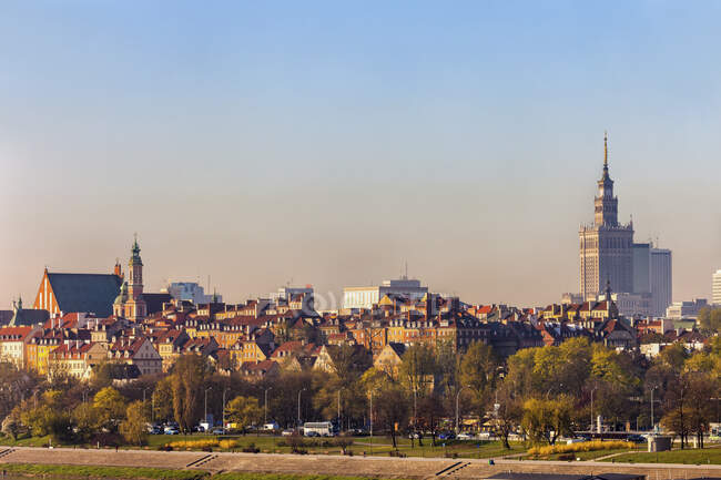 Ciudad skyline con casas de la Ciudad Vieja y Palacio de Cultura y Ciencia, Varsovia, Polonia - foto de stock