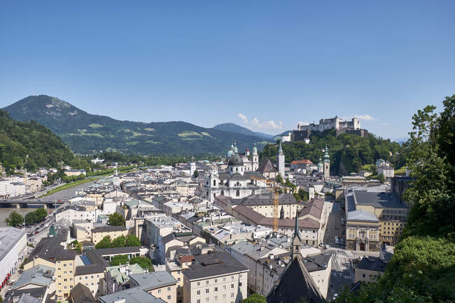 Vista desde Moenchsberg hasta el casco antiguo, Salzburgo, Austria - foto de stock