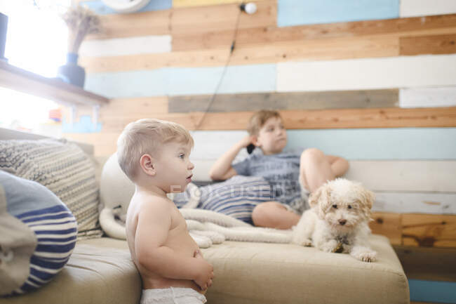 Kleiner Junge vor dem Fernseher — Stockfoto