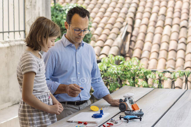 Padre insegna elettronica e robotica a sua figlia — Foto stock
