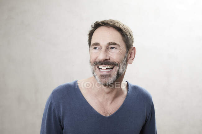 Портрет усміхненого чоловіка. — стокове фото