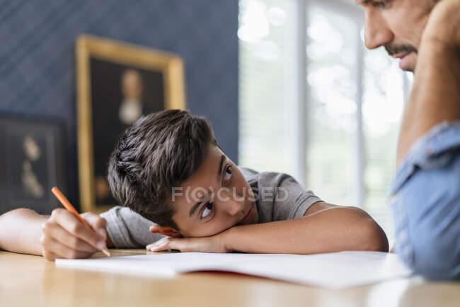 Батько допомагає синові робити домашнє завдання. — стокове фото