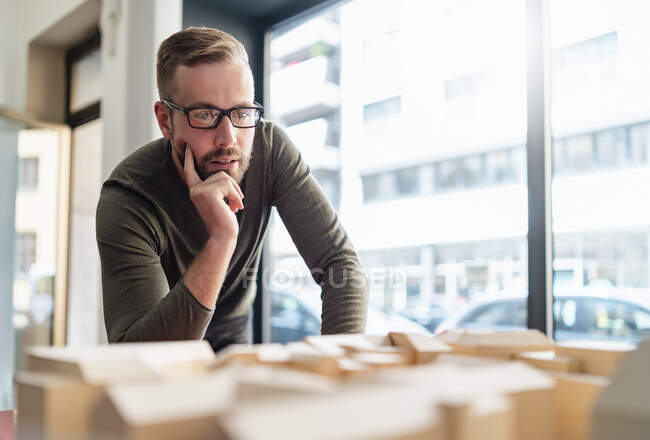 Uomo guardando modello architettonico in ufficio — Foto stock