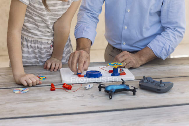 Padre insegna elettronica e robotica a sua figlia — Foto stock