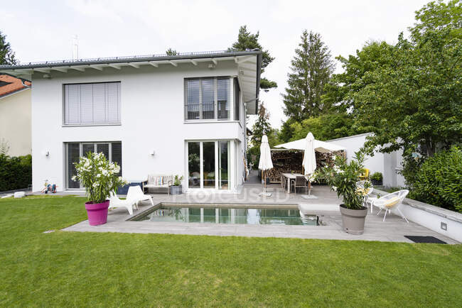 Modernes Haus mit Schwimmbad — Stockfoto