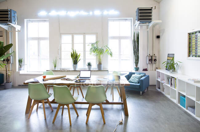 Cozinha moderna com mesa e cadeiras — Fotografia de Stock