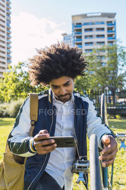 Казковий бізнесмен з мобільним телефоном і велосипедом у міському парку (Барселона, Іспанія). — стокове фото