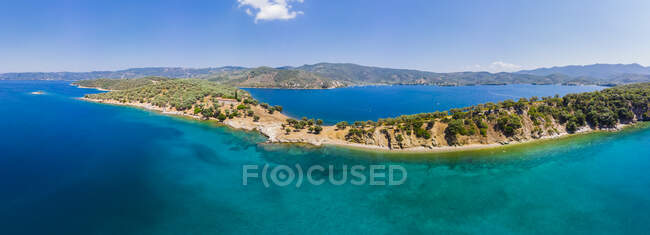 Grécia, Mar Egeu, Golfo Pagasético, Vista da Baía de Milina à Ilha de Alatas, Mosteiro dos Quarenta Santos — Fotografia de Stock