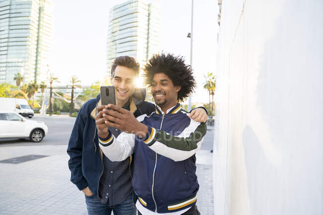 Zwei glückliche Freunde machen ein Selfie in der Stadt, Barcelona, Spanien — Stockfoto