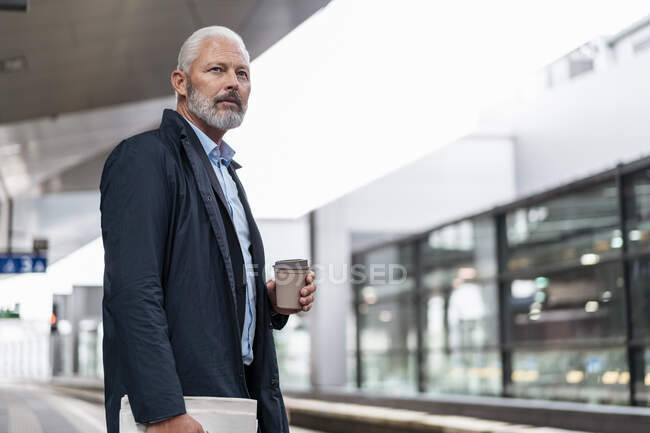 Mature businessman at the station platform — Stock Photo