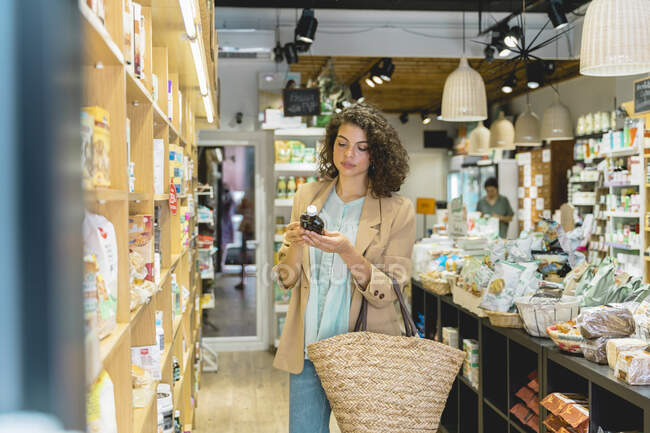 Young woman shopping in a food shop — Stock Photo