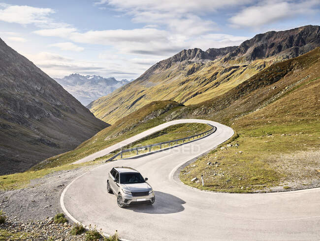 Sports Utility Vehicle on high alpine road, Timmelsjoch, Tyrol, Áustria — Fotografia de Stock