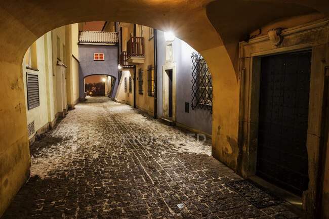 Cobbled street on winter night in the Old Town, Warsaw, Poland — Stock Photo
