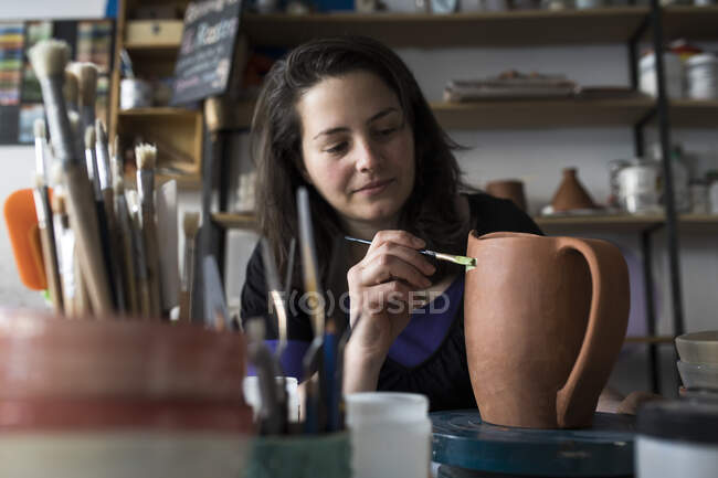 Картина Поттера незаконченная ваза в мастерской — стоковое фото