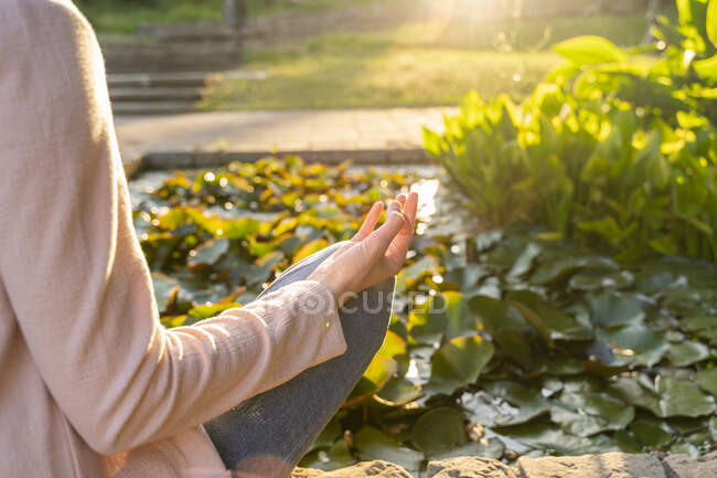 Mulher jovem meditationg em um parque, mudra — Fotografia de Stock